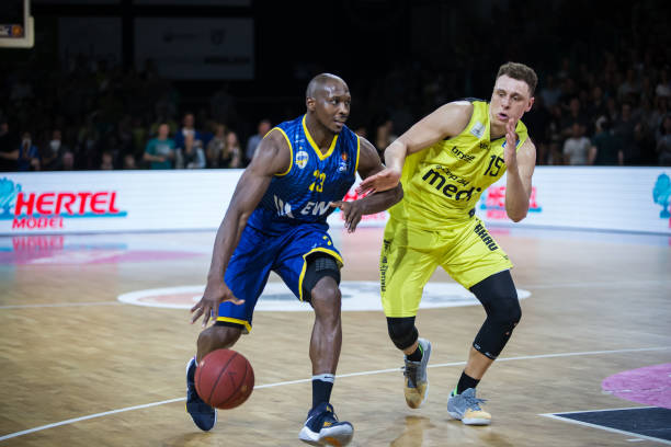 赵继伟等人 赵继伟等人